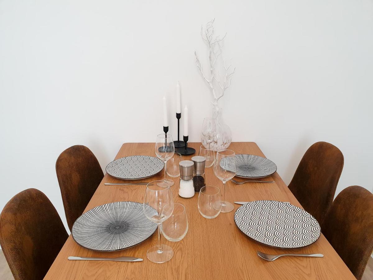 קוטבוס Ferienwohnungen Am Theater - Modern, Zentral Und Ruhig Mit Kueche, Waschtrockner, Netflix, Wlan Und Parkplatz- 2 Zimmer, 52 Qm מראה חיצוני תמונה